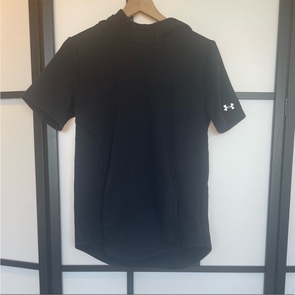 Under Armour short sleeve hooded top. Size Small - Picture 5 of 10